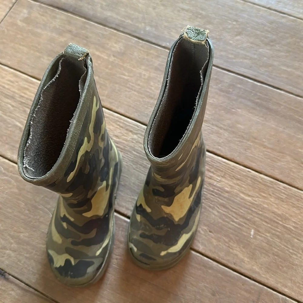 Camo rain boots boys size 5/6